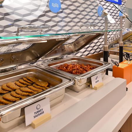Holiday Inn Express Boston-Milford By Ihg Exteriör bild