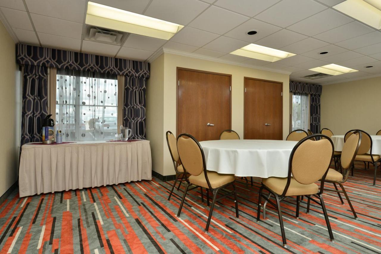 Holiday Inn Express Boston-Milford By Ihg Exteriör bild