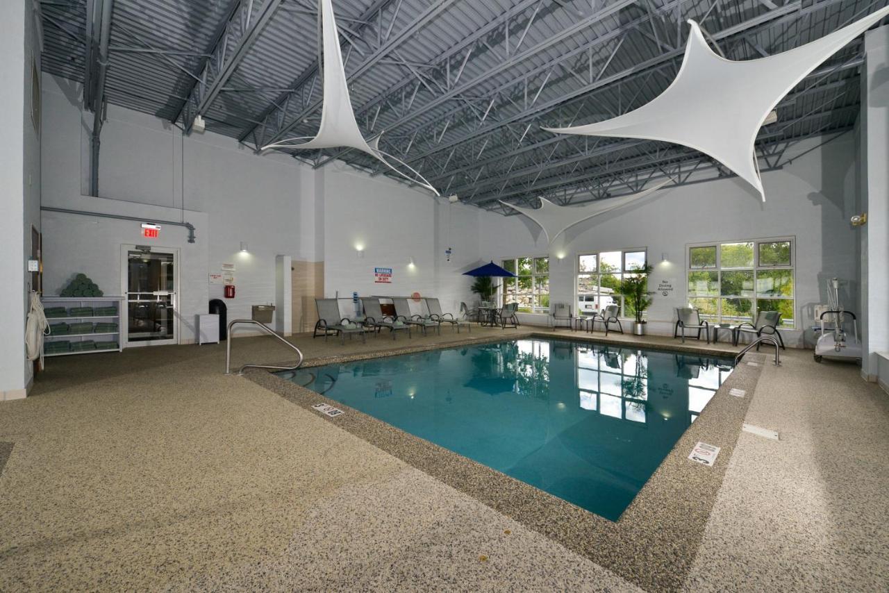 Holiday Inn Express Boston-Milford By Ihg Exteriör bild