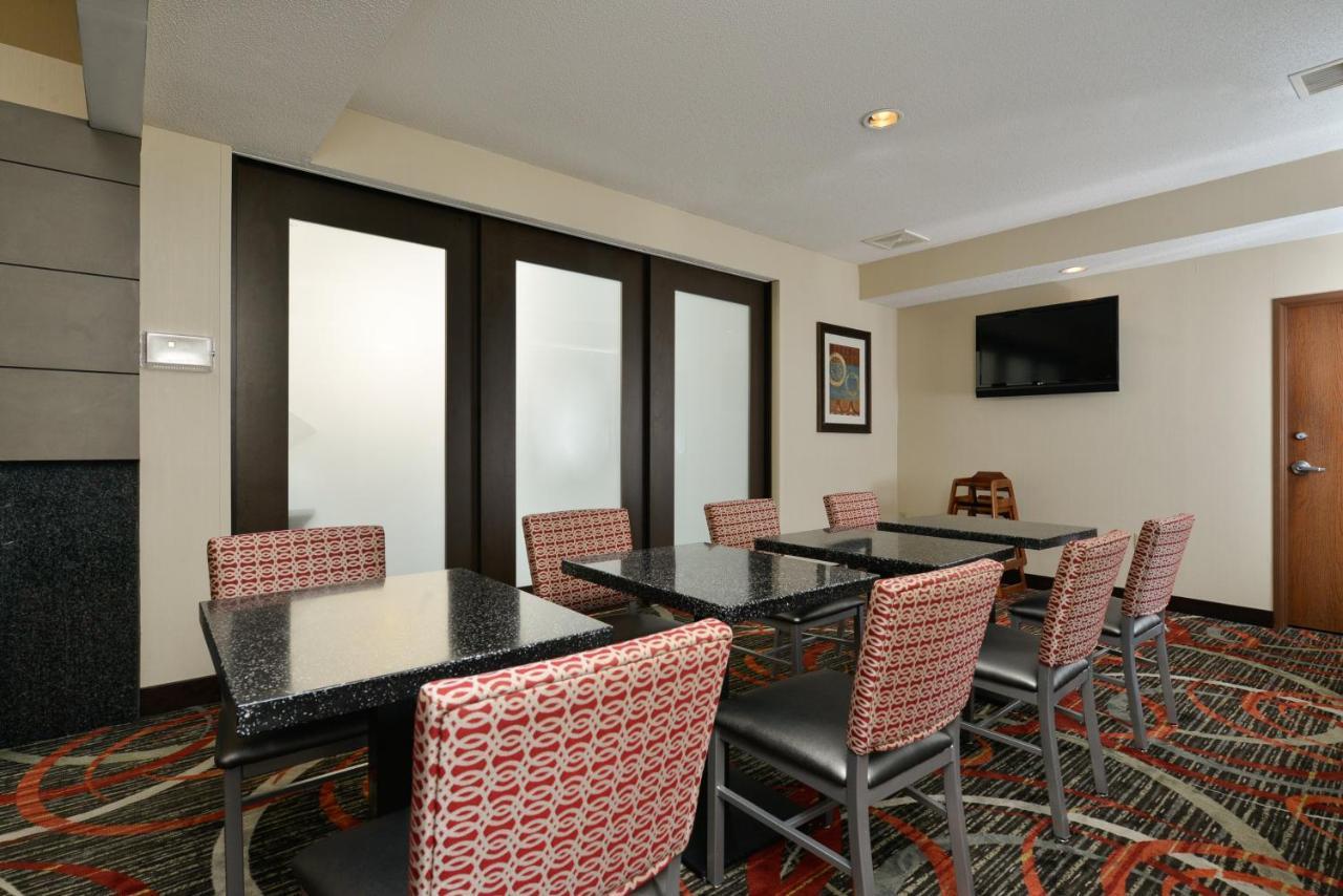 Holiday Inn Express Boston-Milford By Ihg Exteriör bild